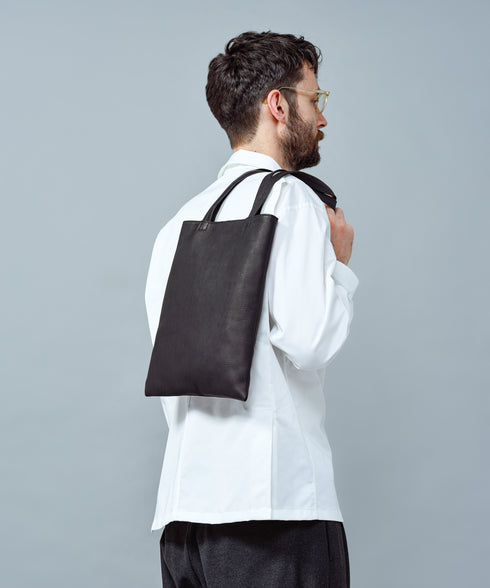 MR.OLIVE E.O.I / WATERPROOF WASHABLE LEATHER FLAT TOTE BAG(MEDIUM) ミスターオリーブ/ウォータープルーフウォッシャブルレザー/フラットトートバッグ(MEDIUM)